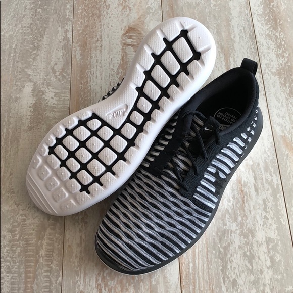 NWT Nike Roshe Two Flyknit - Picture 7 of 7